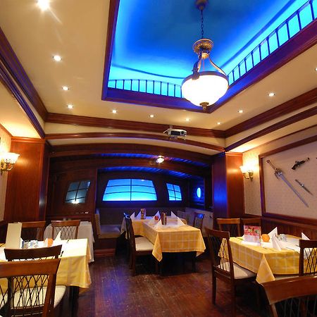 Kaloz Fregatt Panzio & Etterem Hotel Tata Zewnętrze zdjęcie
