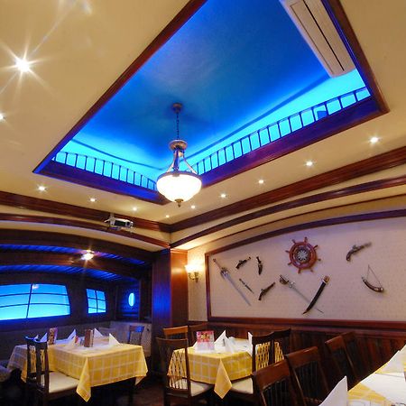 Kaloz Fregatt Panzio & Etterem Hotel Tata Zewnętrze zdjęcie