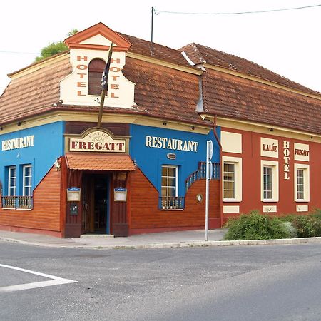 Kaloz Fregatt Panzio & Etterem Hotel Tata Zewnętrze zdjęcie