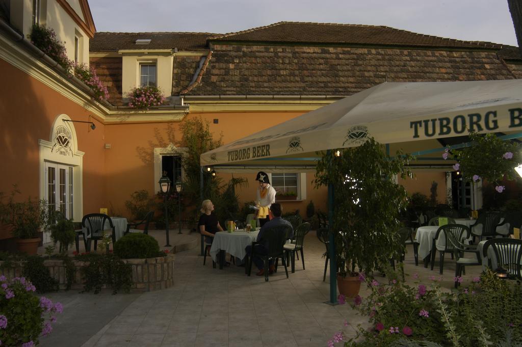 Kaloz Fregatt Panzio & Etterem Hotel Tata Zewnętrze zdjęcie