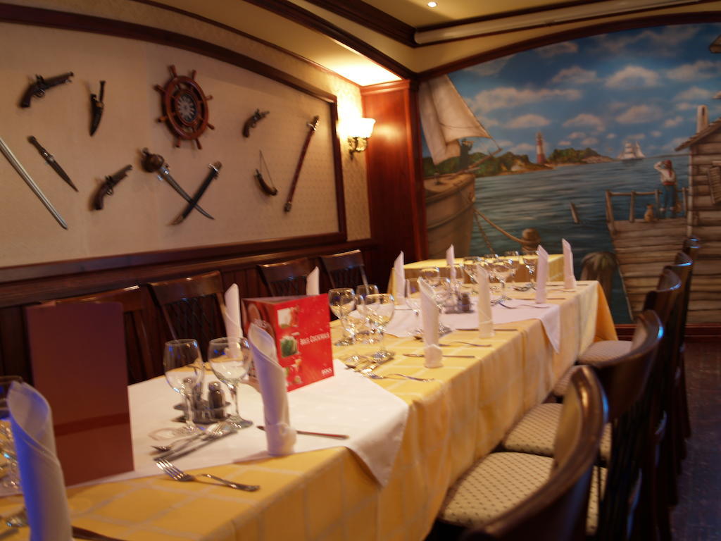 Kaloz Fregatt Panzio & Etterem Hotel Tata Zewnętrze zdjęcie