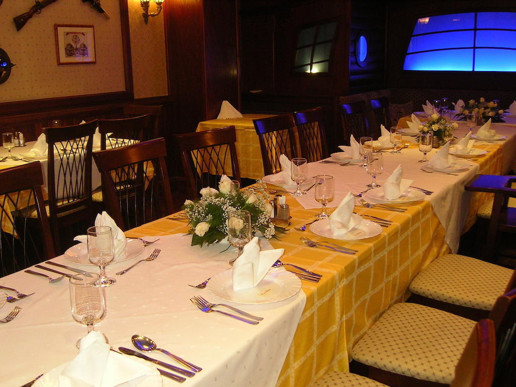 Kaloz Fregatt Panzio & Etterem Hotel Tata Zewnętrze zdjęcie