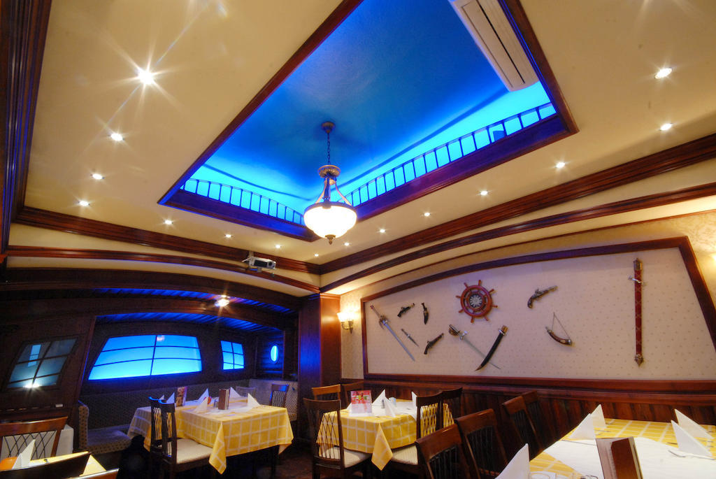 Kaloz Fregatt Panzio & Etterem Hotel Tata Zewnętrze zdjęcie