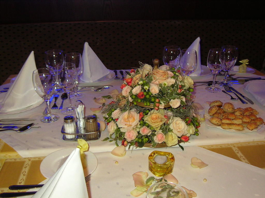 Kaloz Fregatt Panzio & Etterem Hotel Tata Zewnętrze zdjęcie