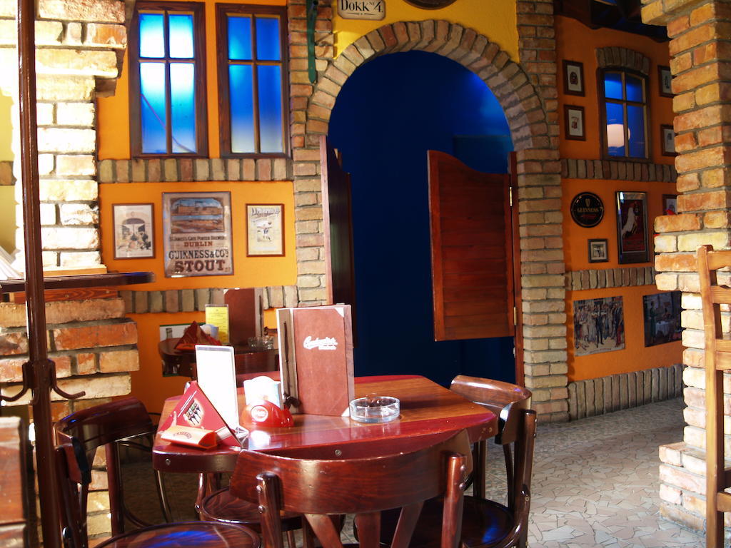 Kaloz Fregatt Panzio & Etterem Hotel Tata Zewnętrze zdjęcie