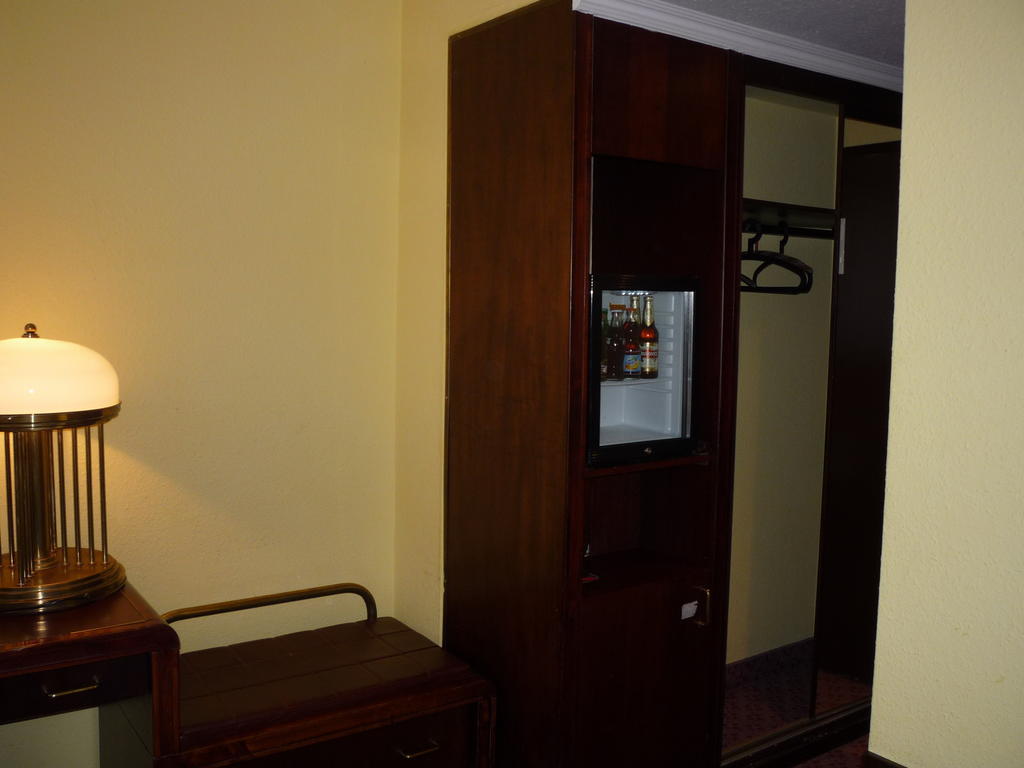 Kaloz Fregatt Panzio & Etterem Hotel Tata Zewnętrze zdjęcie