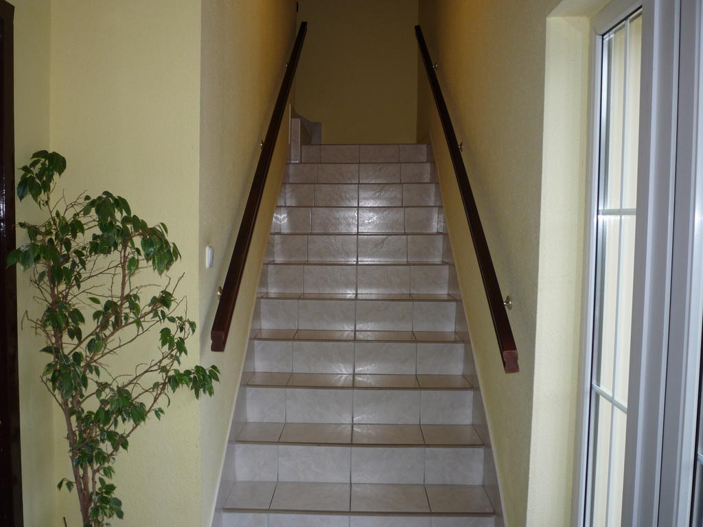 Kaloz Fregatt Panzio & Etterem Hotel Tata Zewnętrze zdjęcie