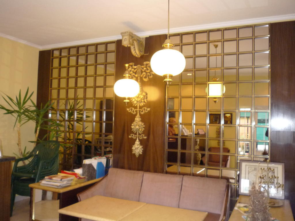 Kaloz Fregatt Panzio & Etterem Hotel Tata Zewnętrze zdjęcie