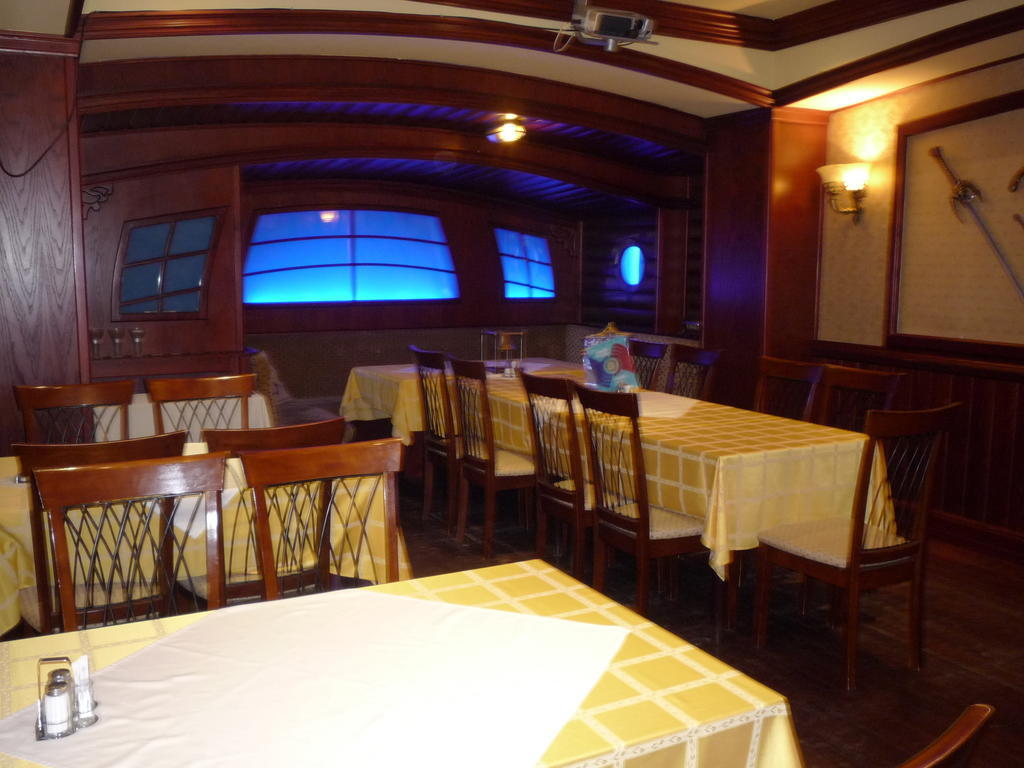 Kaloz Fregatt Panzio & Etterem Hotel Tata Zewnętrze zdjęcie