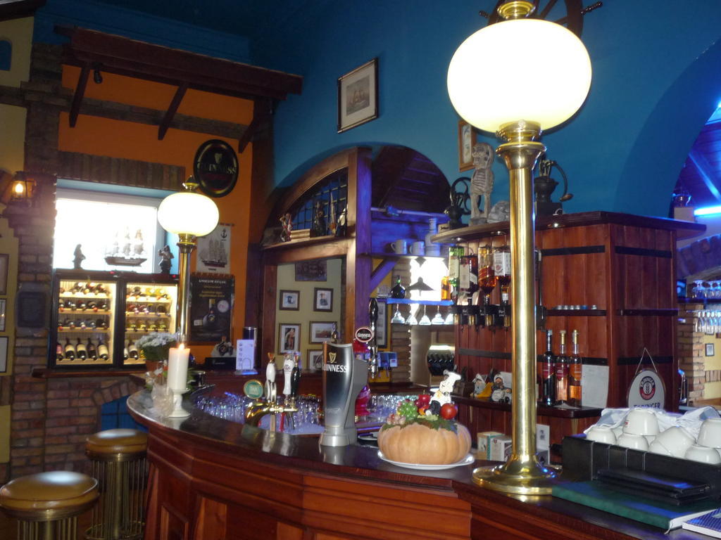 Kaloz Fregatt Panzio & Etterem Hotel Tata Zewnętrze zdjęcie